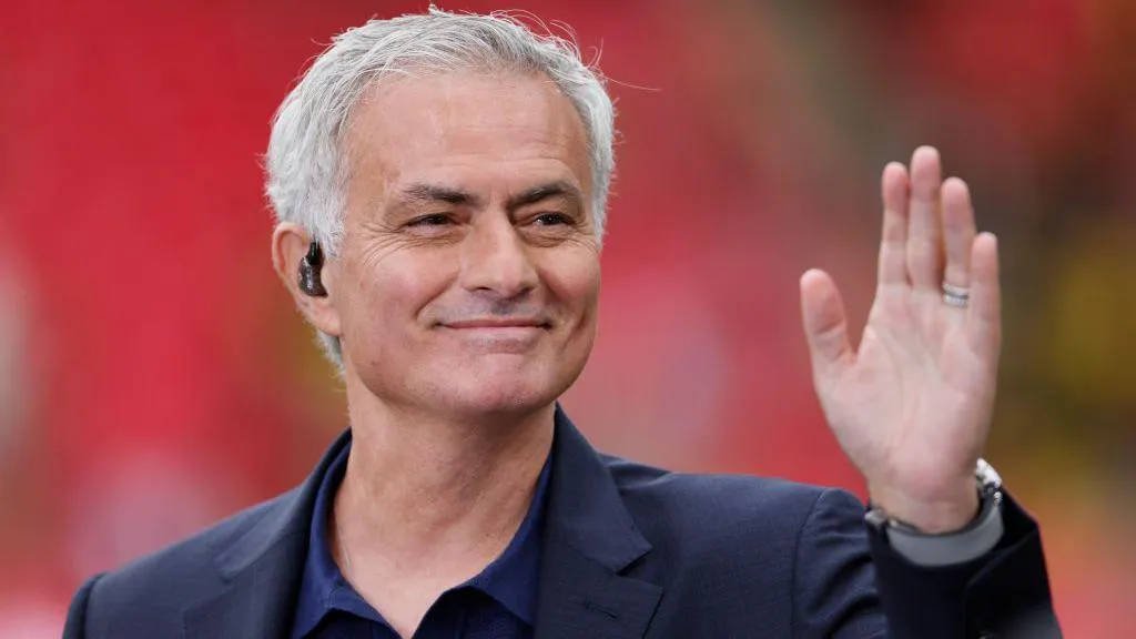 Who says not to this Portuguese giant? - Mourinho touches down for negotiations